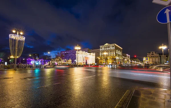 モスクワ ロシア連邦 2018 Christmas および新年の休日の照明と夜 ロシアのモスクワ市内中心 トヴェルスカヤ通りとプーシキン広場 クレムリンの近く で車のトラフィック — ストック写真