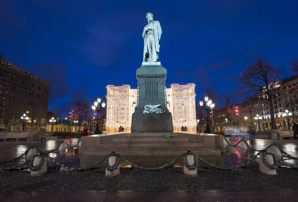 莫斯科 2018年1月07日 圣诞节和新年假日照明在莫斯科市中心和纪念碑对普希金在尔街道在晚上 — 图库照片