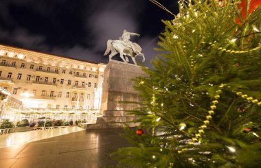 Noel ve yeni yıl tatilleri aydınlatma Tverskaya (gece) kare üzerinde Moskova şehir merkezinde. Yury Dolgoruky anıt, Rusya Federasyonu 