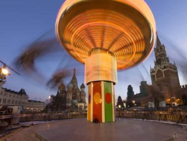 Noel ve yeni yıl tatilleri aydınlatma gece, Kızıl Meydan, Moskova, Rusya.