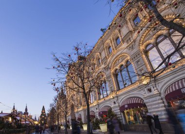 Moskova, Rusya - 10 Ocak 2018: Noel ve yeni yıl tatilleri aydınlatma gece, Kızıl Meydan, Moskova, Rusya.