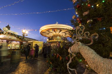 Moskova, Rusya - 10 Ocak 2018: Noel ve yeni yıl tatilleri aydınlatma gece, Kızıl Meydan, Moskova, Rusya.