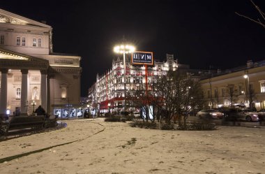 Bolşoy Tiyatrosu (büyük, büyük ya da Grand Theatre, ayrıca yazıldığından Bolshoy) dekorasyon gece Noel ve yeni yıl tatilleri için. Moscow, Rusya Federasyonu  