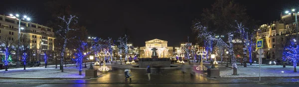 Bolşoy Tiyatrosu (, büyük ya da büyük Grand Theatre, ayrıca yazıldığından Bolshoy) yakınındaki Christmas (yeni yıl tatilleri) dekorasyon, gece, Moskova, Rusya Federasyonu   