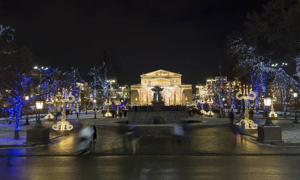 Bolşoy Tiyatrosu (, büyük ya da büyük Grand Theatre, ayrıca yazıldığından Bolshoy) yakınındaki Christmas (yeni yıl tatilleri) dekorasyon, gece, Moskova, Rusya Federasyonu   