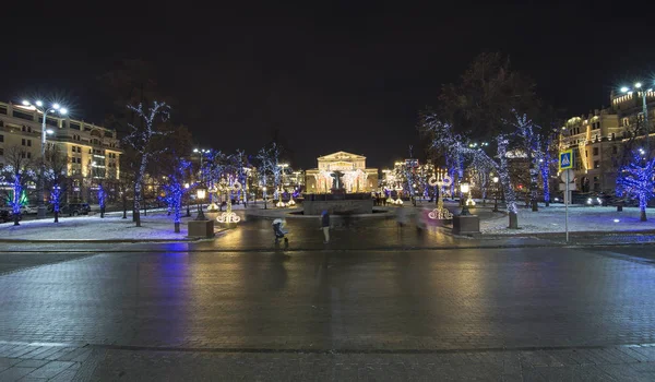 Bolşoy Tiyatrosu (, büyük ya da büyük Grand Theatre, ayrıca yazıldığından Bolshoy) yakınındaki Christmas (yeni yıl tatilleri) dekorasyon, gece, Moskova, Rusya Federasyonu   