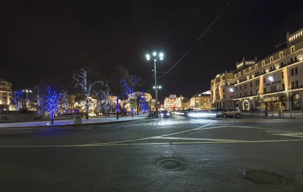 Bolşoy Tiyatrosu (, büyük ya da büyük Grand Theatre, ayrıca yazıldığından Bolshoy) yakınındaki Christmas (yeni yıl tatilleri) dekorasyon, gece, Moskova, Rusya Federasyonu   