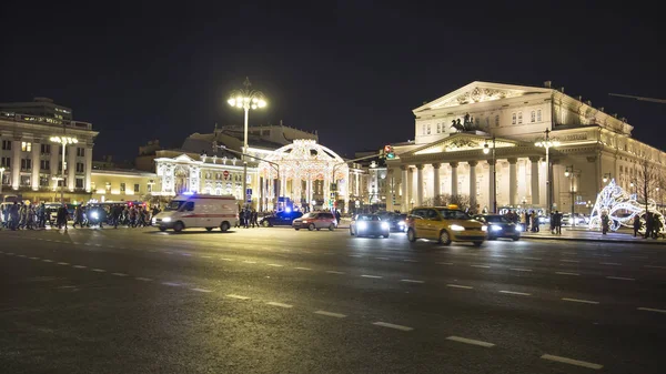 Bolşoy Tiyatrosu (, büyük ya da büyük Grand Theatre, ayrıca yazıldığından Bolshoy) yakınındaki Christmas (yeni yıl tatilleri) dekorasyon, gece, Moskova, Rusya Federasyonu   