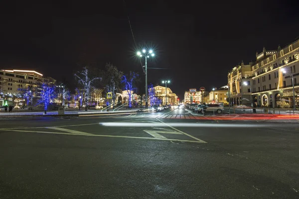 Bolşoy Tiyatrosu (, büyük ya da büyük Grand Theatre, ayrıca yazıldığından Bolshoy) yakınındaki Christmas (yeni yıl tatilleri) dekorasyon, gece, Moskova, Rusya Federasyonu   