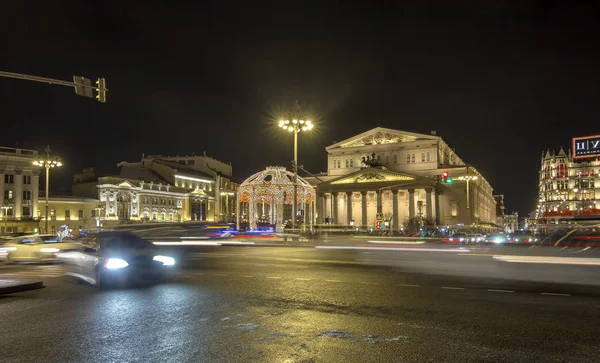 Bolşoy Tiyatrosu (, büyük ya da büyük Grand Theatre, ayrıca yazıldığından Bolshoy) yakınındaki Christmas (yeni yıl tatilleri) dekorasyon, gece, Moskova, Rusya Federasyonu   