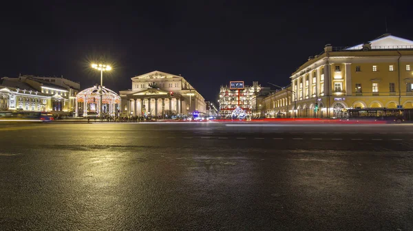 Bolşoy Tiyatrosu (, büyük ya da büyük Grand Theatre, ayrıca yazıldığından Bolshoy) yakınındaki Christmas (yeni yıl tatilleri) dekorasyon, gece, Moskova, Rusya Federasyonu   
