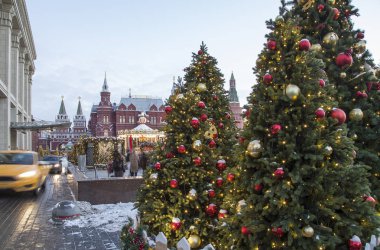 Noel ve yeni yıl tatilleri aydınlatma ve trombonu Meydanı gece. Moscow, Rusya Federasyonu  