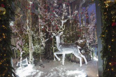 Noel ve yeni yıl tatilleri aydınlatma ve trombonu Meydanı gece. Moscow, Rusya Federasyonu  