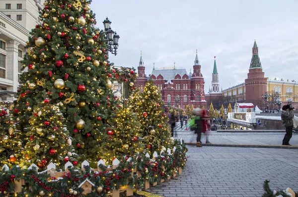 莫斯科 俄罗斯 2018年1月12日 圣诞节和新年假期照明和 Manege 广场晚上 莫斯科 俄罗斯 — 图库照片
