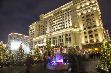 Moskova, Rusya - 12 Ocak 2018: Noel ve yeni yıl tatilleri aydınlatma ve dört mevsim otel Moskova geceleri. Rusya  