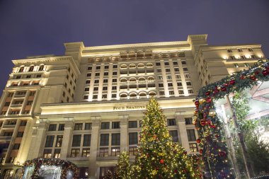 Noel ve yeni yıl tatilleri aydınlatma ve dört mevsim otel Moskova geceleri. Rusya  