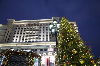 Noel ve yeni yıl tatilleri aydınlatma ve dört mevsim otel Moskova geceleri. Rusya  