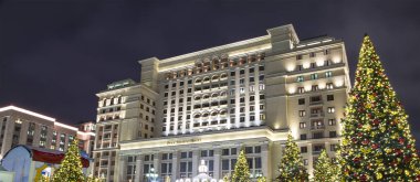 Noel ve yeni yıl tatilleri aydınlatma ve dört mevsim otel Moskova geceleri. Rusya  