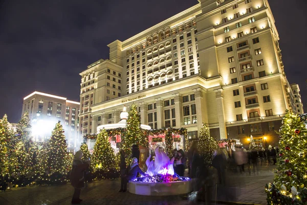 モスクワ ロシア連邦 2018 クリスマスと新年の祝日イルミネーションと夜の つの季節ホテル モスクワ ロシア — ストック写真