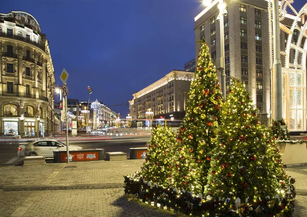 モスクワ ロシア連邦 2018 Christmas および新年の休日の照明と夜 ロシア モスクワ市内中心部 トヴェルスカヤ通りクレムリンの近く で車のトラフィック — ストック写真