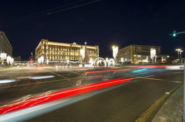 Christmas (yeni yıl tatilleri) dekorasyon Lubyanskaya (Lubyanka) kare akşamları, Moskova, Rusya Federasyonu  