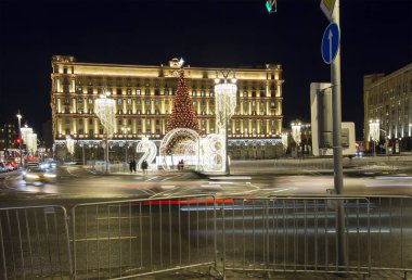 Christmas (yeni yıl tatilleri) dekorasyon Lubyanskaya (Lubyanka) kare akşamları, Moskova, Rusya Federasyonu  