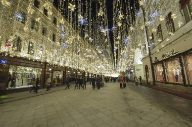 Moskova, Rusya - 09 Ocak 2018:Christmas (yeni yıl tatilleri) aydınlatma Moskova Kremlin yakınında Nikolskaya sokakta geceleri, Rusya Federasyonu 