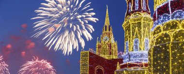 Havai fişek üzerinden Moskova'da Christmas (yeni yıl tatilleri) dekorasyon (gece), Rusya Federasyonu
