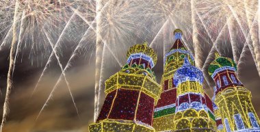 Havai fişek üzerinden Moskova'da Christmas (yeni yıl tatilleri) dekorasyon (gece), Rusya Federasyonu