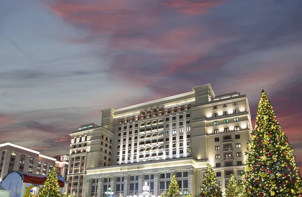 Kerstmis Nieuwjaar Vakantie Verlichting Vier Seizoenen Hotel Moskou Nachts Rusland — Stockfoto