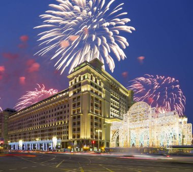 Gece havai fişek Noel ve yeni yıl tatilleri aydınlatma ve dört mevsim Hotel Moscow. Rusya  
