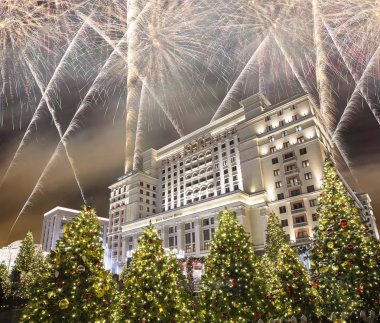Gece havai fişek Noel ve yeni yıl tatilleri aydınlatma ve Four Seasons oteli. Moskova. Rusya  