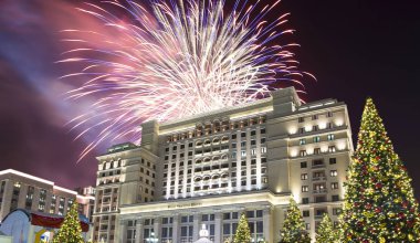 Gece havai fişek Noel ve yeni yıl tatilleri aydınlatma ve Four Seasons oteli. Moskova. Rusya  