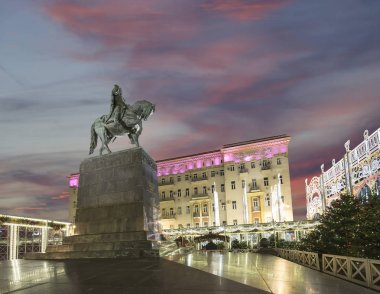 Noel ve yeni yıl tatilleri aydınlatma Moskova şehir merkezinde (gece). Yury Dolgoruky anıt (Rusça yazıt), Rusya Federasyonu