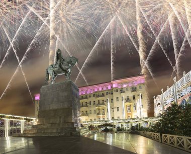 Moskova şehir merkezi Tverskaya (gece) kare üzerinde Noel ve yeni yıl tatilleri aydınlatma üzerinde havai fişek. Yury Dolgoruky anıt, Rusya Federasyonu     