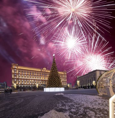 Akşamları, Moskova, Rusya Christmas (yeni yıl tatilleri) dekorasyon Lubyanskaya (Lubyanka) kare üzerinde havai fişek  