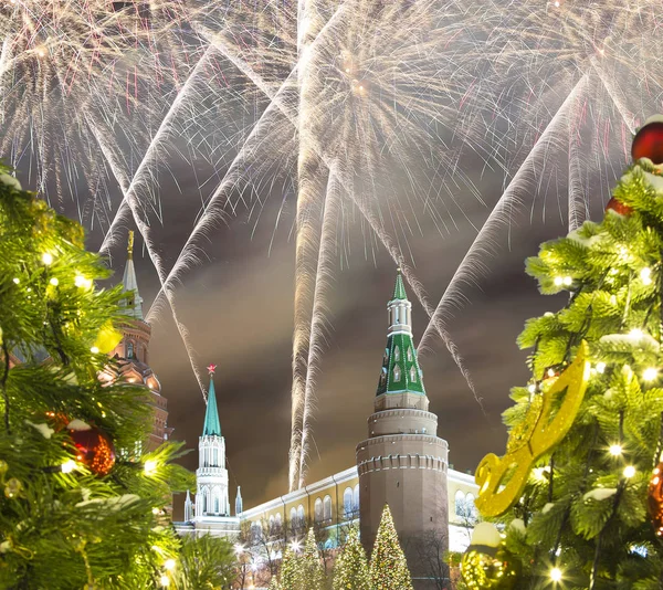 Fajerwerki Boże Narodzenie Nowy Rok Wakacje Oświetlenie Nocy Kremla Moskwie — Zdjęcie stockowe