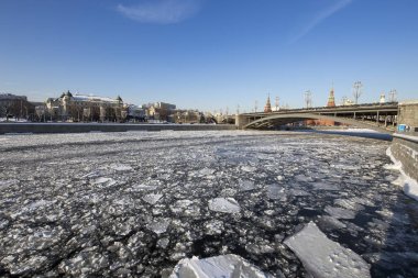 Moskova Nehri, büyük taş köprü ve Kremlin (kış günü), Moskova, Rusya Federasyonu 