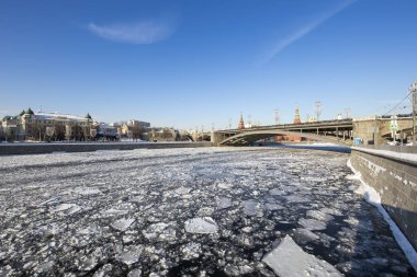 Moskova Nehri, büyük taş köprü ve Kremlin (kış günü), Moskova, Rusya Federasyonu 