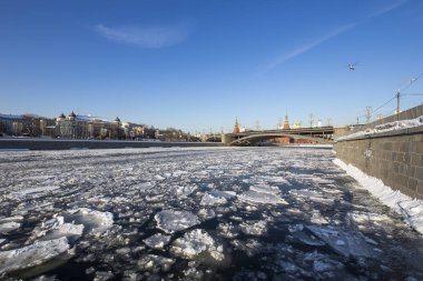 Moskova Nehri, büyük taş köprü ve Kremlin (kış günü), Moskova, Rusya Federasyonu 