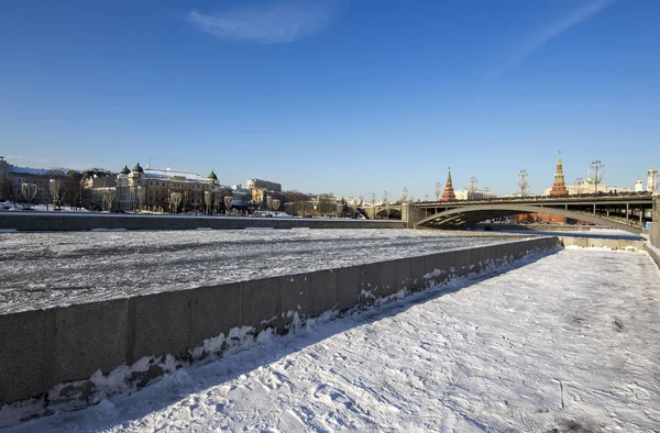 Veduta Del Fiume Moskva Del Grande Ponte Pietra Del Cremlino — Foto Stock