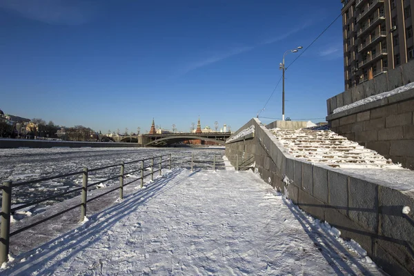 Vista Del Río Moskva Gran Puente Piedra Kremlin Día Invierno —  Fotos de Stock