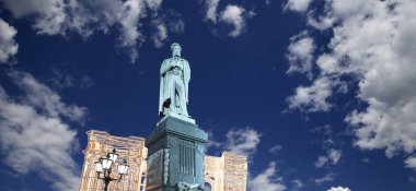 Moskova şehir merkezi ve Puşkin Tverskaya Caddesi'nde bir anıt gece, Rusya Federasyonu    