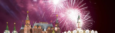 Fireworks, gece, Moskova, Rusya Kremlin yakınındaki devlet Tarih Müzesi (Rusça yazıt) üzerinde   