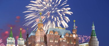 Fireworks, gece, Moskova, Rusya Kremlin yakınındaki devlet Tarih Müzesi (Rusça yazıt) üzerinde   