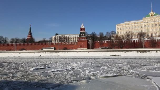 モスクワ川 クレムリン 冬の日 モスクワ ロシア連邦 モスクワの最も人気のあるビューのビュー — ストック動画