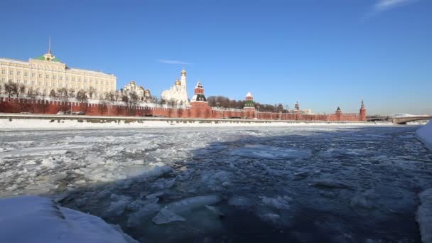 モスクワ川 クレムリン 冬の日 モスクワ ロシア連邦 モスクワの最も人気のあるビューのビュー — ストック動画