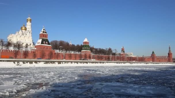 モスクワ川 クレムリン 冬の日 モスクワ ロシア連邦 モスクワの最も人気のあるビューのビュー — ストック動画