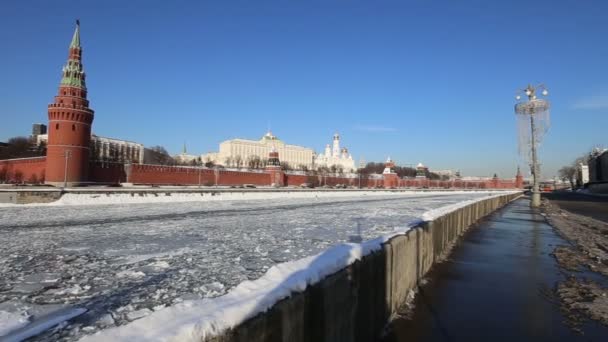 モスクワ川 クレムリン 冬の日 モスクワ ロシア連邦 モスクワの最も人気のあるビューのビュー — ストック動画