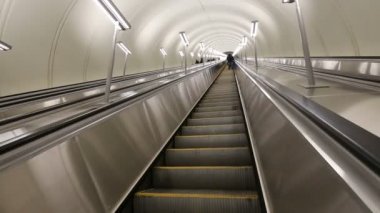 Moskova, Rusya - 03 Mart 2018: Modern yürüyen Moskova metrosu (Metro İstasyonu Park Pobedy), Rusya Federasyonu. 